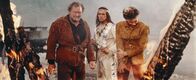 Unter Geiern – Baumann (Walter Barnes, l.) und dessen Sohn Martin (Götz George, r.) sind der Meinung, dass Indianer die Farm niedergebrannt haben. Winnetou (Pierre Brice, M.) versucht, sie vom Gegenteil zu überzeugen ...