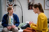 Sturm der Liebe – Merle (Michaela Weingartner, r.) wird traurig klar, dass Gerrys (Johannes Huth, l.) nur mit Shirin glücklich wird.