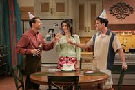 Two and a Half Men – Feiern Geburtstag: Alan (Jon Cryer, l.), Charlie (Charlie Sheen, r.) und Rose (Melanie Lynskey, M.) ...