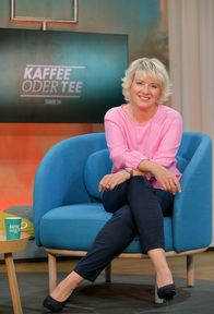 Kaffee oder Tee – Moderatorin Heike Greis.