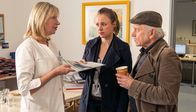 Rentnercops – Oberschwester Nora (Therese Hämer, l.), hat die Akte für Vicky Adam (Katja Danowski, M.) und Edwin (Tilo Prückner, r.) herausgesucht.