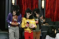 The Big Bang Theory – Leonard (Johnny Galecki, r.), Rajesh (Kunal Nayyar, l.) und Howard (Simon Helberg, M.) wissen, dass der kranke Sheldon unerträglich ist und beschließen zunächst mal undercover an einem über Zehnstündigem Filmmarathon teilzunehmen ...