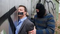 SOKO Wismar – Als Sven Herzog (Michael Härle, l.) aus dem Auto geholt wird, gelingt es ihm, seinem Entführer zu entkommen. Doch als er an Sandra von Lüders Wohnung ankommt, erfährt er von seinen Kollegen, dass Sandra noch immer vermisst wird.