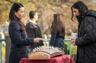 Elementary – Nachdem sie eine Krankenschwester, mit der sie früher zusammengearbeitet hat, um Hilfe bittet, macht sich Watson (Lucy Liu, l.) auf die Suche nach deren verschwundenem Kollegen ...