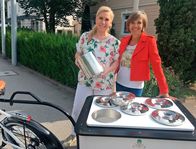 Expedition in die Heimat – Annette Krause mit "Lieblingseis"-Macherin Henrike Weihs.
