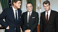 USA Top Secret – FBI-Chef J. Edgar Hoover (Mitte), hier mit US-Präsident John F. Kennedy (links) und dessen Bruder, Justizminister Robert F. Kennedy, hatte großen Einfluss in Washington. Jahrelang versuchte er mit illegalen Methoden, Martin Luther King als politische Größe zu Fall zu bringen