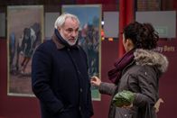 Killing Eve – Eve (Sandra Oh) wurde aufgetragen, ein deponiertes Paket an sich zu nehmen. Als daraufhin plötzlich Konstantin (Kim Bodnia) auftaucht, ist sie skeptisch. Was hat Konstantin vor?