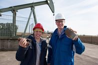 Checker Tobi – Von links: Checker Tobi (links) bei einer Erdöl-Förderpumpe in Großaitingen mit Betriebsingenieur Jürgen Mahr.