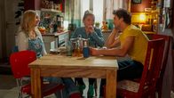 Rote Rosen – Toni (Sarah Buchholzer, l.) will sich mit einem Essen bei Jonas (Patrick Schlegel, r.) bedanken. Um keine falschen Signale zu senden, lädt sie auch Jolina (Hanna-Marie Hofmann, M.) ein. Das Dinner zu dritt verläuft etwas verkrampft.