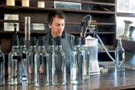 Zu Tisch ... – Sieht aus wie Wasser, ist aber purer Absinth: Destillateur Philippe füllt eine neue Kreation ab.