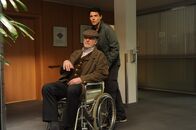 SOKO Stuttgart – Getarnt als Heimbewohner wird Friedemann Sonntag (Christian Pätzold, l.) von Rico Sander (Benjamin Strecker, r.) zu einem anstehenden Undercover-Einsatz geschoben.