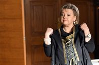 Um Himmels Willen – Kostümprobe: Marianne Laban (Andrea Wildner) hat sich eine mittelalterliche Tracht für die Kaltenthaler Ritterspiele ausgesucht.