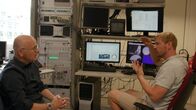 SMS - Schwanke meets Science – Karsten Schwanke im Gespräch mit Dr. Sven Bauer (rechts), der mit Laserstrahlen die Umlaufbahn von Satelliten millimetergenau vermisst.