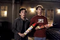 Malcolm mittendrin – Malcolm (Frankie Muniz, l.) und Reese (Justin Berfield) reißen sich versteckte Feuerwerkskörper unter den Nagel.