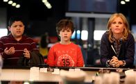 Modern Family – L-R: Manny Delgado (Rico Rodriguez), Luke Dunphy (Nolan Gould), Claire Dunphy (Julie Bowen)