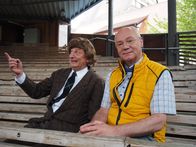 Heißmann + Rassau – Ganz in seinem Element ist Stadtverwalter Dieter Dachs (Volker Heißmann, links), als er Dr. Konrad Landzenberg aus dem Bundeskanzleramt (Martin Rassau, rechts) das beschauliche Dinkelsbühl präsentiert.