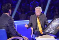 Fresh off the Boat – Louis Huang (Randall Park, l.); Regis Philbin (r.)