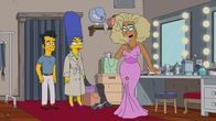 Die Simpsons – (v.l.n.r.) Julio, Marge; Queen Chante