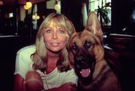 Kommissar Rex – Kaffeehausbesitzerin Irene Neumann (Christine Schuberth) und Rex.