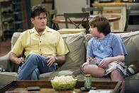Two and a Half Men – Charlie (Charlie Sheen, l.) spielt sich vor seinem Neffen Jake (Angus T. Jones, r.) mal wieder als Frauenheld auf ...