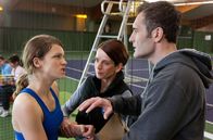 Tatort – Ilga Petri (Judith Engel) und Walter Petri (Alain Blazeciv) versuchen die Tenniskarriere ihrer Tochter streng unter Kontrolle zu halten. Doch Nadine (Anna Bullard, l) hat auch einen eigenen Kopf.