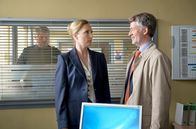Großstadtrevier – Der neue Bezirksamtsleiter Dr. Nockemann (Thomas Klees, r.) flirtet heftig mit Frau Küppers (Saskia Fischer, l.), sehr zum Mißfallen von Hannes Krabbe (Marc Zwinz, im HG).