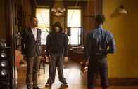 Elementary – Holmes (Jonny Lee Miller, l.) prüft Bell (Jon Michael Hill, r.) auf Herz und Nieren, damit dieser seine Prüfung zum Polizeioffizier besteht ...