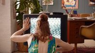neoriginal: Deadlines – Lena (Sarah Bauerett) versucht, den Fernseher zum Laufen zu bringen.