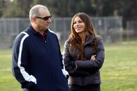 Modern Family – Jay (Ed O'Neill) und Gloria (Sofia Vergara) sind sich in Sachen Kindererziehung nicht einig.