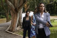 Navy CIS: Hawaii – Lucy Tara (Yasmine Al-Bustami, l.); Jane Tennant (Vanessa Lachey, r.)