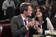 How I Met Your Mother – Robin (Cobie Smulders, r.) ist entschlossen, Barney (Neil Patrick Harris, l.) um jeden Preis zurückzugewinnen, während sich Ted als Babysitter für Marvin anbietet ...
