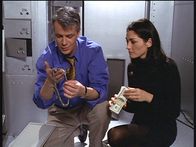 Diagnose: Mord – Dr. Irv Downey (Francois Giroday, l.) und Ariel (Dara Tomanovich, r.) haben sich durch die Wand in den Tresorraum einer Bank hineingearbeitet und begutachten nun ihre Beute.