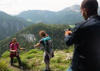 Watzmann ermittelt – Jerry Paulsen (Peter Marton, r.) kommt bei Anna Falter (Miriam Morgenstern, l.) und Liz Rittmayer (Nina Schmieder, 2.v.l.) an und versucht die Situation zu entschärfen.