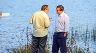 Herrhausen - Der Herr des Geldes – ARD Degeto HERRHAUSEN - HERR DES GELDES, "Teil 2" Uhr im ERSTEN, online first ab Montag (30.09.24) in der ARD MEDIATHEK Gespräch am Wolfgangsee: Kohl (Sascha Nathan, li.) weist Herrhausen (Oliver Masucci, re.) seinen Platz zu. - Motiv aus Episode 3 -
