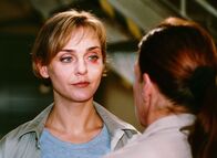Hinter Gittern - Der Frauenknast – Mona (Anja Beatrice Kaul, li.) kehrt nach ihrer erfolgreichen Augenoperation nach Reutlitz zurück. Ihr 'neues' Auge sieht täuschend echt aus (re. Katy Karrenbauer).