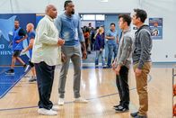 Modern Family – Charles Barkley (Charles Barkley), DeAndre Jordan (DeAndre Jordan), Nolan Gould (Luke Dunphy), Ty Burrell (Phil Dunphy).