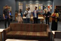 Community – Für die Clique beginnt das letzte Schuljahr. Wie die Lerngruppe von Jeff Winger (Joel McHale, l.) mit Annie Edison (Alison Brie, 2.v.l.), Troy Barnes (Donald Glover, 3.v.l.), Abed Nadir (Danny Pudi, 3.v.r.), Britta Perry (Gillian Jacobs, 2.v.r.) und Shirley Bennett (Yvette Nicole Brown, r.) zusammen arbeiten wird, wird sich noch zeigen ...