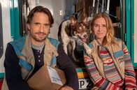 2 unter Millionen – Auf Glück im Spiel folgt Pech in der Liebe – das hätte Paketbote Henry (Oliver Mommsen) wissen müssen! Kaum macht ihn ein Lotteriegewinn zum Millionär, schon steht er ohne seine Ehefrau Ellen da. Die lässt ihn, nach 21 glücklichen Jahren, für einen Jüngeren sitzen. Trost findet er bei seiner Kollegin Mona (Nadeshda Brennicke)