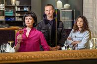 SOKO Leipzig – Moritz Brenner (Johannes Hendrik Langer, M.) und Kim Nowak (Amy Mußul, r.) sprechen mit Patricia Cooper (Julia-Maria Köhler, l.), die den Schwestern Biehl kürzlich die Leitung des hoteleigenen Sternerestaurants anbot.