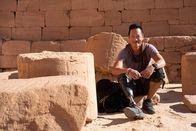 Geheimnisse verlorener Städte mit Albert Lin – Albert Lin und sein Team machen sich in der sengenden Wüste auf die Suche nach Napata, der Hauptstadt des Königreichs Kusch, einer mächtigen afrikanischen Zivilisation im Sudan aus dem 8. Lin und sein Team machen sich in der sengenden Wüste auf die Suche nach Napata, der Hauptstadt des Königreichs Kusch, einer mächtigen afrikanischen Zivilisation im Sudan aus dem 8. Das Team nutzte eine Kombination aus Luft- und Landscannern, um Beweise für die Hauptstadt Napata zu finden, die unter der Wüste verborgen lag. Es ist das erste Mal, dass diese Art von Luftbildtechnologie eingesetzt wurde, um die abgelegenen Pyramiden- und Tempelanlagen zu erforschen. Der Einsatz von auf Drohnen montierten Wärmekameras zur Messung der im Mauerwerk unter dem Sand eingeschlossenen Wärme war der Schlüssel zu den aufregenden Entdeckungen der Expedition. (National Geographic für Disney/Solomon Taan)
