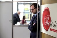 Tatort – Donald Ritter (Jonas Gruber) ist der Geschäftsführer einer Agentur, zu deren Kunden Roman Sasse gehört. Könnte er etwas mit der Entführung zu tun haben?