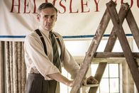 Father Brown – Der Hausmeister der Familie Helmsley, George Oakley (Cal Macaninch), hilft dabei, ein altes Familiengeheimnis zu schützen.