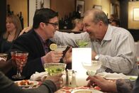 Modern Family – L-R: Pepper (Nathan Lane) und Jay (Ed O'Neill)