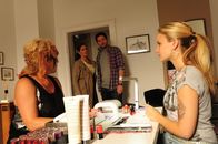 SOKO Stuttgart – Die SOKO-Kommissare Selma Kirsch (Yve Burbach, 2.v.l.) und Jo Stoll (Peter Ketnath, 2.v.r.) suchen Jasmin Lenske (Sonja Gerhardt, r.) in ihrem Nagelstudio auf, wo sie gerade eine Kundin versorgt. Noch weiß sie nicht, dass ihr Freund einem Verbrechen zum Opfer gefallen ist.