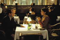 The Sixth Sense – Seit dem Attentat erstarren Malcolm Crowe (Bruce Willis, l.) und seine Frau Anna (Olivia Williams, r.) in einer Sprachlosigkeit. Um seine Eheprobleme in den Griff zu bekommen, will Crowe die Therapie mit dem kleinen, schwer gestörten Cole abbrechen ...