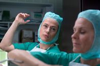 Und dennoch lieben wir – Die Chirurginnen Anne May (Claudia Michelsen) und Ellen Töpfer (Andrea L’Arronge, r.) kommen sowohl beruflich wie privat gut miteinander klar.