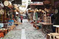 Märkte - Im Bauch von … – Morgenstimmung auf dem Kapani-Markt in Thessaloniki: Die Händler bereiten ihre Stände vor.