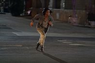 The Rookie – Kai De Vera (Skye P. Marshall) flüchtet vor der Polizei, nachdem sie ein Gebäude überfallen hat.