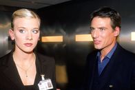 Wilde Engel – Lena (Eva Habermann) staunt nicht schlecht als sie sich undercover in einen Rüstungskonzern einschleust. Der Leiter der Sicherheitsabteilung, Stefan Braun (Rene Steinke), ist ein guter alter Bekannter.