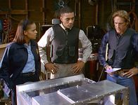 Diagnose: Mord – Amanda (Victoria Rowell, l.), FBI-Agent Wagner (Harry J. Lennix, M.) und Steve (Barry Van Dyke, r.) stehen fassungslos vor einem Behälter, in dem eine Atombombe transportiert wurde ...